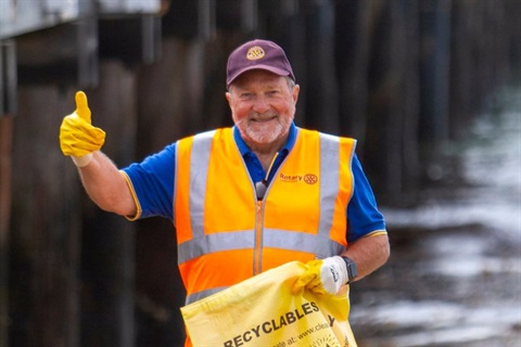 Local resident Peter Deacon picking up rubbish in Queenscliff