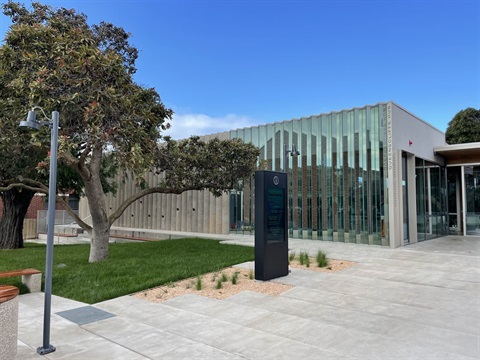 The exterior of the Queenscliffe Hub (Wirrng Wirrng) building